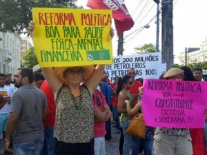 Ato no Recife pede fim de MPs e plebiscito para reforma política