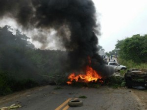 Ato por melhorias de rodovia fecha dois sentidos da BA-026, diz PRE