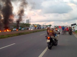 Atos contra impeachment de Dilma fecham avenidas e estradas na Bahia