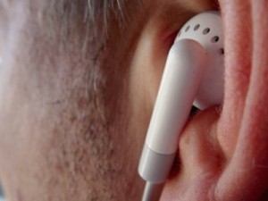 Audição de mais de 1 bilhão de jovens está ameaçada, alerta OMS