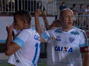 Avaí bate Joinville, entra no G-4 e jogo termina em confusão fora de campo