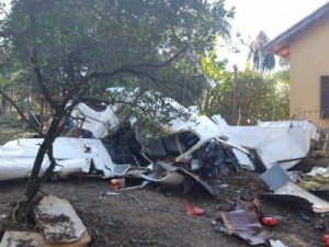 Avião cai em quintal de casa e deixa 2 mortos em Atibaia, SP