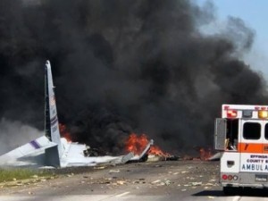 Avião cargueiro militar cai nos EUA e deixa cinco mortos