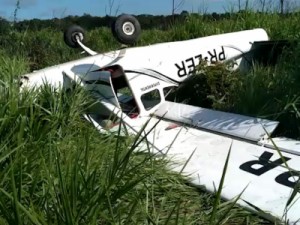 Avião com dinheiro e 7 kg de ouro tomba em área de mata de RR
