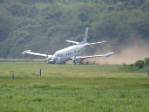 Avião da FAB sofre acidente ao tentar decolar do Campo de Marte