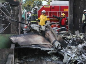 Avião de pequeno porte cai sobre casa no bairro Minaslândia, em BH