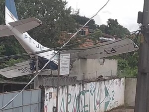 Avião de pequeno porte cai sobre residência e deixa um morto em Belém