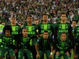 Avião que levava time da Chapecoense para final da Sul-Americana cai na Colômbia; há sobreviventes