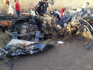 Avô e neta de 7 anos morrem após caminhonete bater de frente em carreta