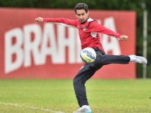 Baixa em Chapecó, Ganso se recupera e volta a treinar com bola