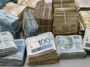 Bandido solitário rouba R$ 300 mil de casa de câmbio em um shopping na Praça Portugal