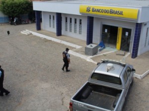 Bandidos explodem agencia bancária em Cariús