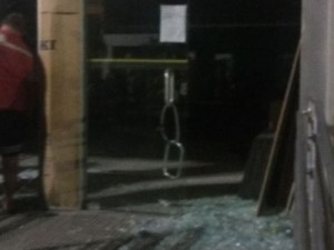 Bandidos explodem banco, dão tiros e colocam grampos em estradas - PE