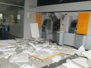 Bandidos explodem caixa eletrônico e agência fica parcialmente destruída