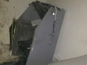 Bandidos explodem caixa eletrônico e fazem vigilantes reféns no Ceará