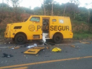 Bandidos explodem carro forte com R$ 600 mil, no Ceará