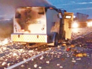 Bando armado com fuzis explode carro-forte na BR