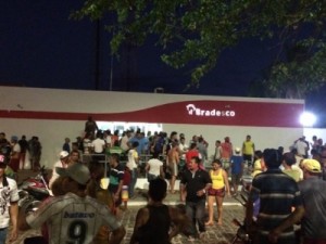 Bando armado faz funcionários reféns e assalta banco em Independência