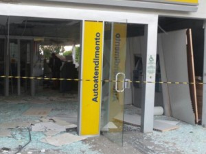 Bando explode banco, atira na polícia e incendeia veículo