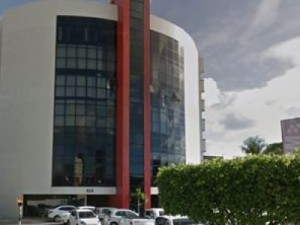 Bando invade empresarial, faz vigilantes reféns e arrombam 11 lojas, em João Pessoa