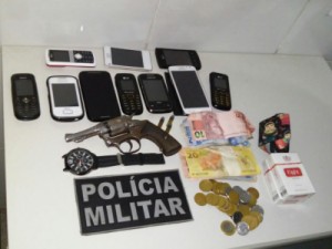 Barbalha-CE Adolescentes armados a revólver são apreendidos com celulares e outros objetos