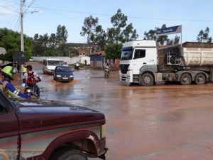 Barbalha-CE Chuva e caminhões atolados em banco de areia