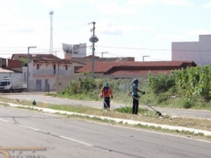Barbalha-CE Meio Ambiente inicia capinação na Avenida 17 Agosto