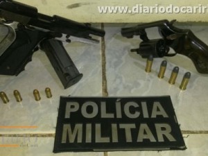 Barbalha-CE Polícia prende jovem com pistola, revólver e munição