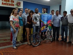 Barbalha-CE Rotary entrega bicicleta a ganhador de ação social