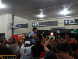 Barbalhenses recebem Fernando Santana com festa no Aeroporto