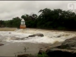 Barragem Lima Brandão sangra em Granja, no Ceará, após chuva forte