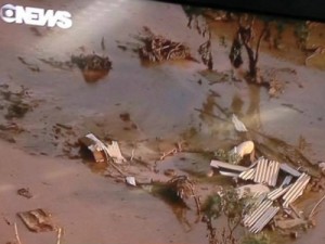 Barragem se rompe e enxurrada de lama causa destruição em Minas Gerais