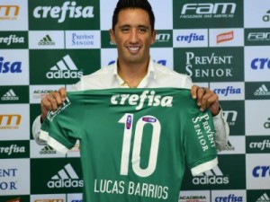 Barrios é apresentado e veste camisa 10 que pertencia a Valdivia
