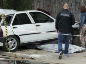 Batida de carro em árvore deixa feridos e morto em SP