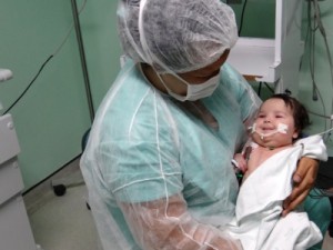 Bebê de 3 meses é a paciente mais jovem a receber novo coração no Ceará