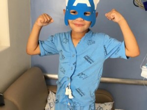 Bebê doa sangue de cordão umbilical e salva vida de irmão de 6 anos com leucemia