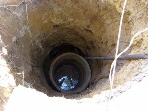 Bebê morre ao cair junto com avó dentro de cisterna, em Goiás