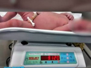 Bebê recém-nascido é encontrado em poça de lama na zona oeste do Rio