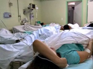 Bebês compartilham berço em hospital que enfrenta suprelotação