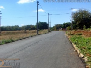 Bem adiantado o asfaltamento da estrada do Sítio Barro Vermelho