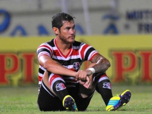 Betinho lamenta falta de pontaria: "Três bolas na trave é algo incrível"