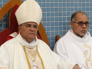 Bispo empossa padre Marques na Paróquia de São Vicente, em Barbalha