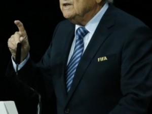 Blatter é reeleito presidente da Fifa após desistência de concorrente