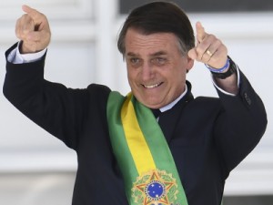 Bolsonaro assina decreto que fixa salário mínimo em R$ 998 em 2019