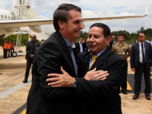 Bolsonaro chega a Brasília após receber alta e deixar hospital em São Paulo