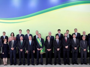 Bolsonaro dá posse a ministros no Palácio do Planalto após receber faixa presidencial