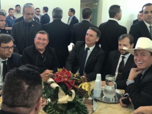 Bolsonaro é homenageado em festa de cantores sertanejos em Brasília