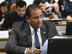 Bolsonaro troca Joice Hasselman por Eduardo Gomes como líder do governo no Congresso