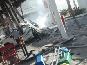 Bomba de gás explode e destrói carro e posto de combustível em Fortaleza