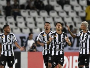 Bomba de Marcinho alivia tensão no Botafogo e garante primeira vitória de Paquetá